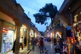 Het centrum van Teheran krioelt van de smalle straatjes.