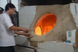 Een druk bezochte bakkerij in Kashan om 21 uur op vrijdag.