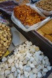 Gedroogde yohurt (kashk) en gekonfijte abrikozen.