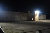 Caravanserrail in het midden van de woestijn, s`nachts.