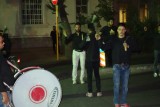 Elke avond zijn er optochten zoals deze in elke stad.