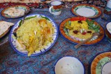 Maaltijd met kip en rijst met safraan en granaatappelcoulis.