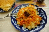 Plov : het gewone gerecht in deze streken met lange rijstkorrels.