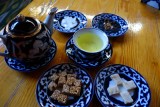 Heet water met saffraan en cardamom.