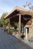 Die fijn bewerkte steunpalen vind ik hier mooi in Bukhara. Ze doen al oosters aan.