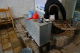 Kaliumrijk water uit de bron in het kleine watermuseum.