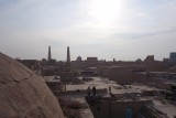 Khiva skyline vanop een vervallen madrassah.