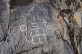Rond Salomons troon zijn veel petroglyphen.