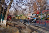 In het dagelijks geopend en vrij toegankelijk kleine pretpark is het meestal druk.