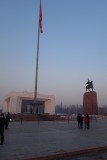 De vlag bewaken voor het geschiedkundig museum in Biskek. Met Manas te paard.