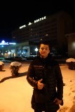 Ahmad helpt mij een hotel vinden en geeft mij 100 sum als welkomstgeschenk.