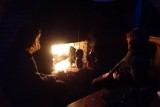 De hele avond staren we naar onze drogende schoenen.