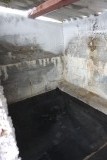 Ik weet het : het lijkt een stal maar het is een zeer heet bad net na de bron. Let op het ijs.
