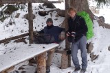 Stefan en Gaulthier pauzerend op een brugje.