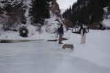 Filmografische voorbereidingen voor hun huwelijksceremonie op het ijs van de rivier.