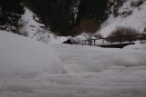 Foto`s maken op de bevroren waterval.
