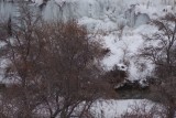 Dit is een bevroren waterval. Links stroomt er water uit.