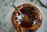 Gebakken kip met `old dried mother`. Blijkbaar kent elke Chinees deze kruiderij.