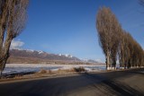 De noordelijke zijde van het meer Issyk-Kul. Die is zonniger en heeft minder sneew.