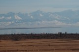 Issyk-Kul meer. Je kijkt naar de zuidelijke zijde.