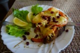 Armeens gerecht : zalm in korst met gegrilde kaas en tomaat (en granaatappel).