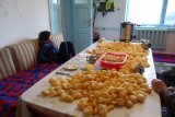 Deze tafel is s`ochtends versierd ter mijner ere (oliekoekjes).