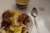 Gekookt yakvlees met pasta en het kookvocht als drankje.