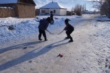 Zelf gemaakte ijshockeysticks en doeltjes.