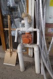 Leidingkunst in de `doe het zelf zone` van de bazar.