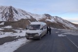 Met de gemeentelijke bus over 3615 meter hoog. Plaspauze achter de bus.