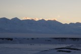 De hoogste is piek Djerzjinskiy (6717 meter hoog), rechts van piek Lenin.