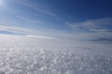 Nu zie je de breedte van de Alai vallei. Kijkend naar het westen met in het midden wit een wolk.