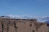 De Pamir achter de lemen muurtjes.