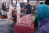 We delen een schapenbrochette.
