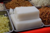 Blokken aardappelzetmeel in een straatrestaurant.