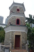 Pagode in Ping Shan, Op de achtergrond de suburb Tin Shui Wai.