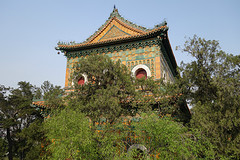 In het park rond het zomerpaleis, een boedhistische tempel.