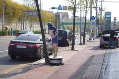 Deze elektrische pop groet de klanten van de garage. Ze kan buigen en draaien.