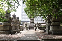 Een begraafplaats uit de feodale tijd in Japan.