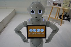 Pepper met vragende ogen. Maar ventje, ik spreek geen Japans.