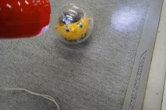 Deze robot beweegt en volgt wanneer de lichtstraal zijn sensor bereikt.