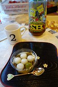 een lokaal dessert : chewy balls met siroop.