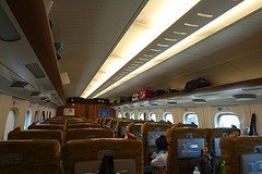 Interieur van mijn eerste Shinkansen. Merk op dat je meer plaats hebt dan in Europa.