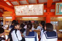 Japanse scholieren kopen massaal geluksbrengers. Gelovig zeg !