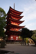 Naast de boedhistische tempel, een mooie oranje pagode.
