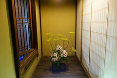 Ikebana hoort thuis in zo een historisch badhuis.