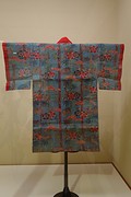 De oude kledij was duidelijk een mengsel van Japanse stijl en polynesische stijl.
