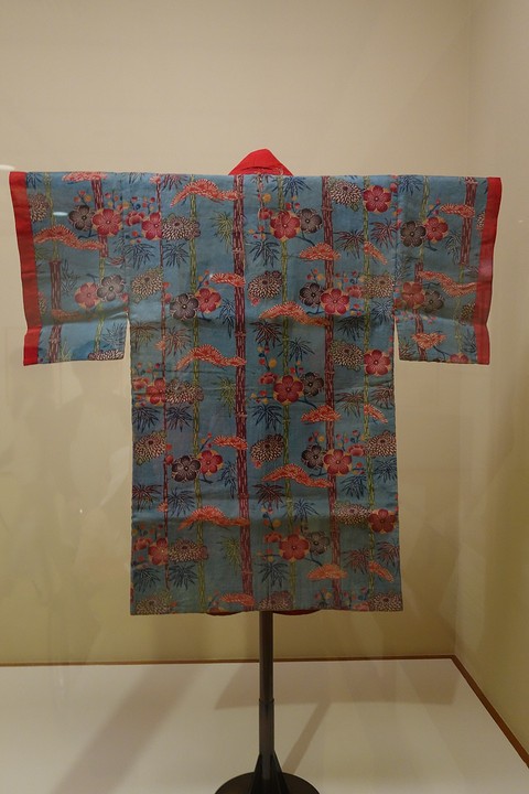 De oude kledij was duidelijk een mengsel van Japanse stijl en polynesische stijl.