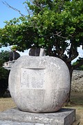 Een herdenkingsmonument uit 1964, voor het merk Apple bestond.