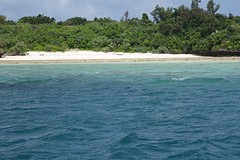 Kabira bay heeft ook strandjes langs de zeezijde.
